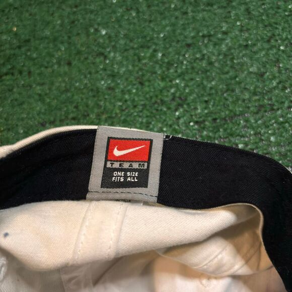 Nike Men's White and Red Hat - Picture 5 of 6